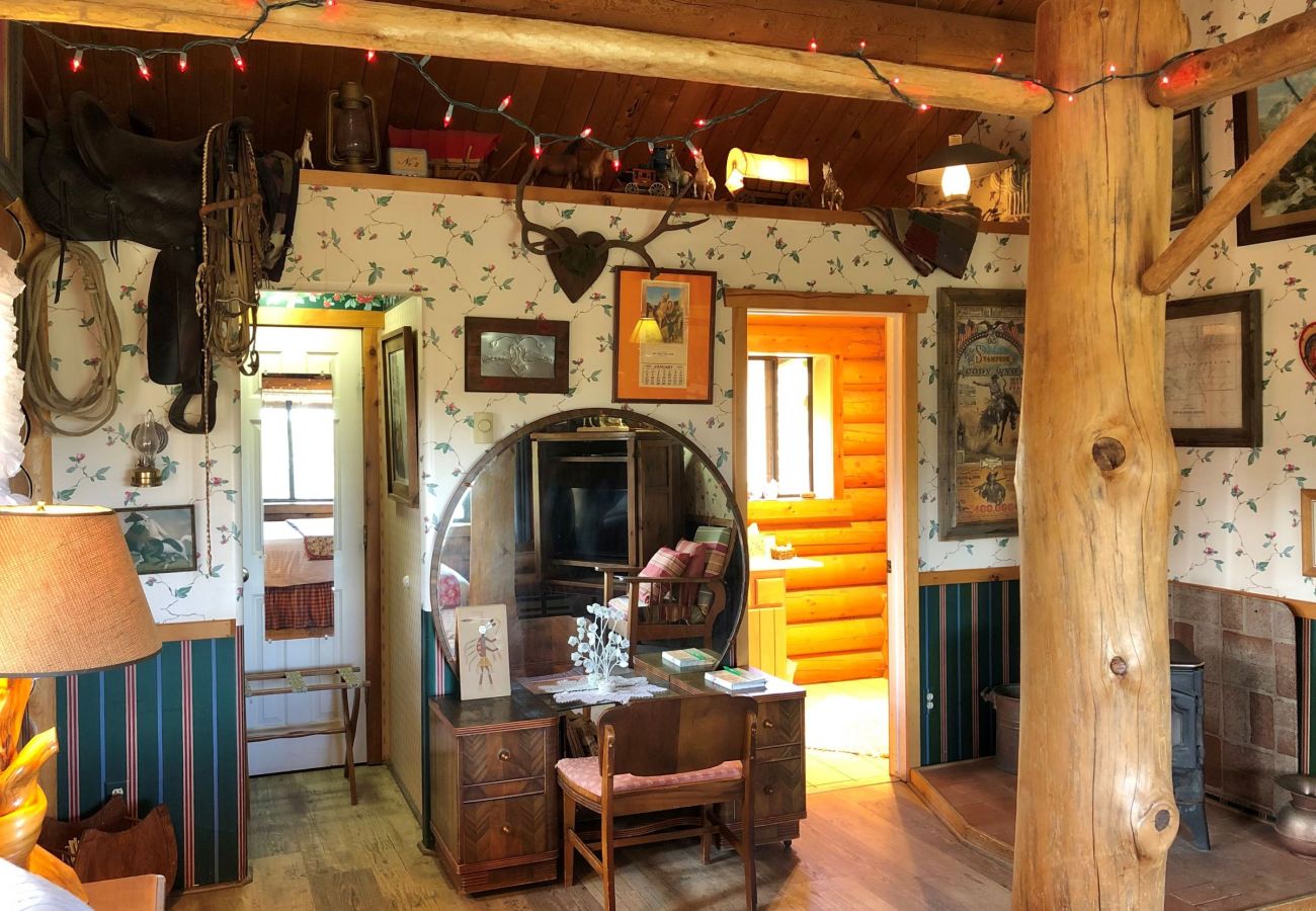 Cabin in Prescott - Log Cabin at Lynx Creek Farm - Prescott Cabin Rent