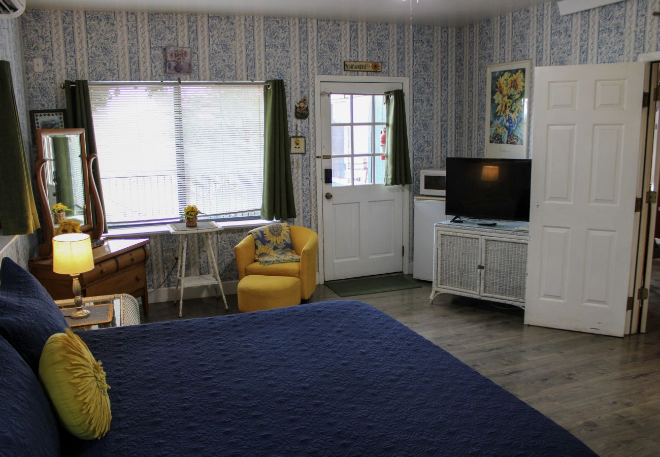 Cottage in Prescott - Liberty & Sunflower Suite - Prescott Cabin Rentals