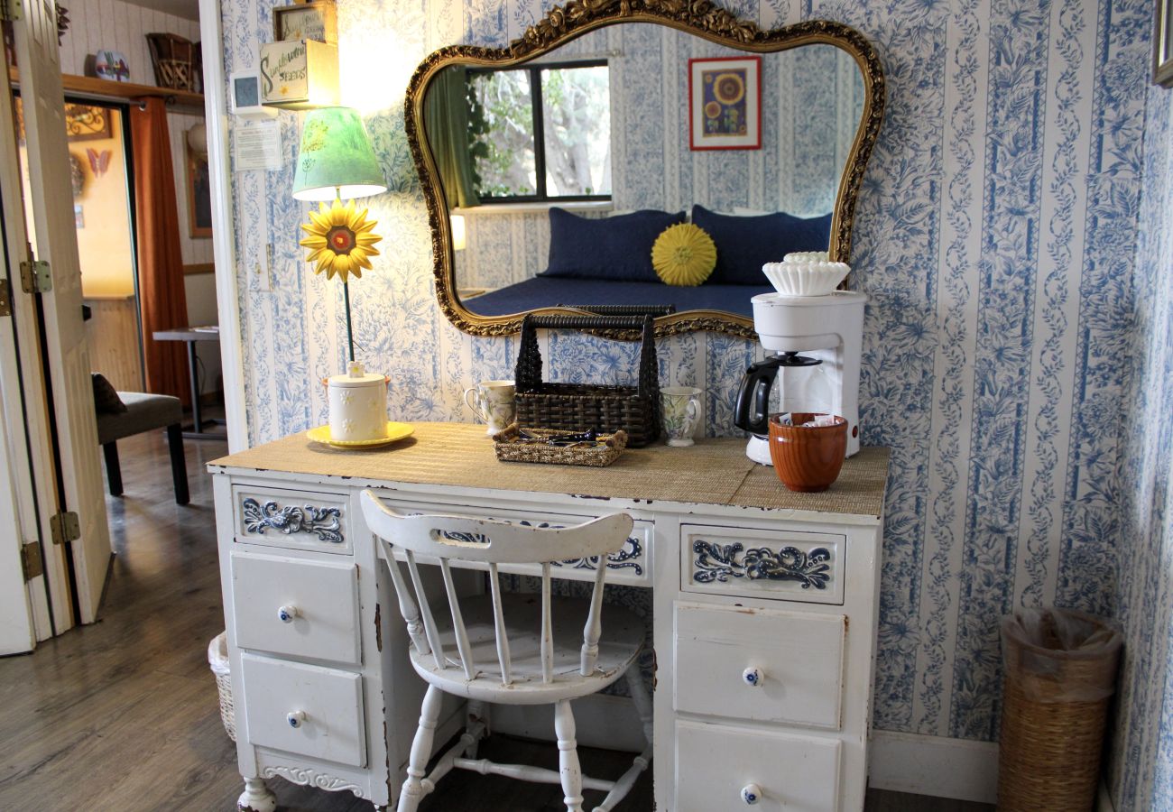 Cottage in Prescott - Liberty & Sunflower Suite - Prescott Cabin Rentals