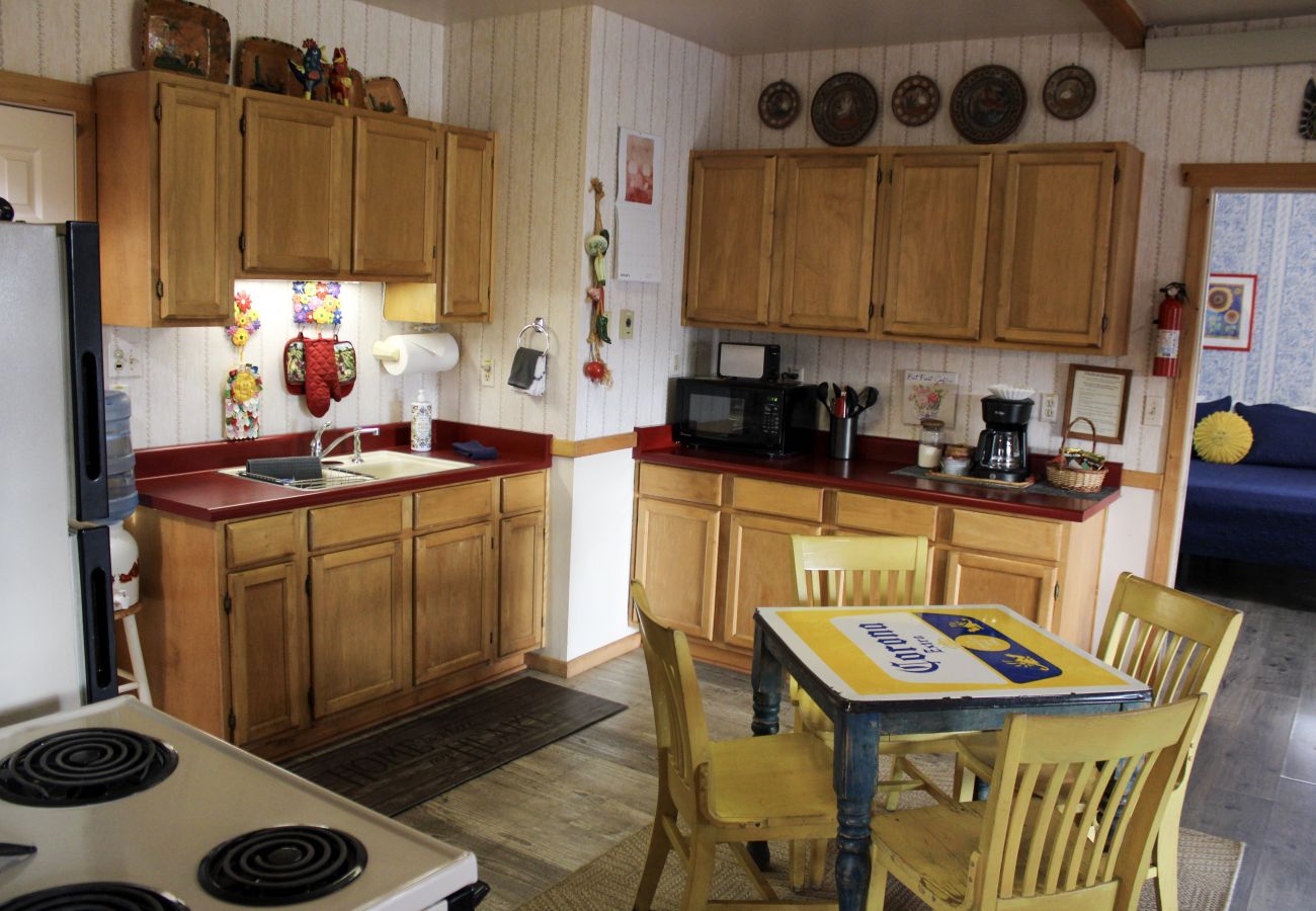 Cottage in Prescott - Liberty & Sunflower Suite - Prescott Cabin Rentals