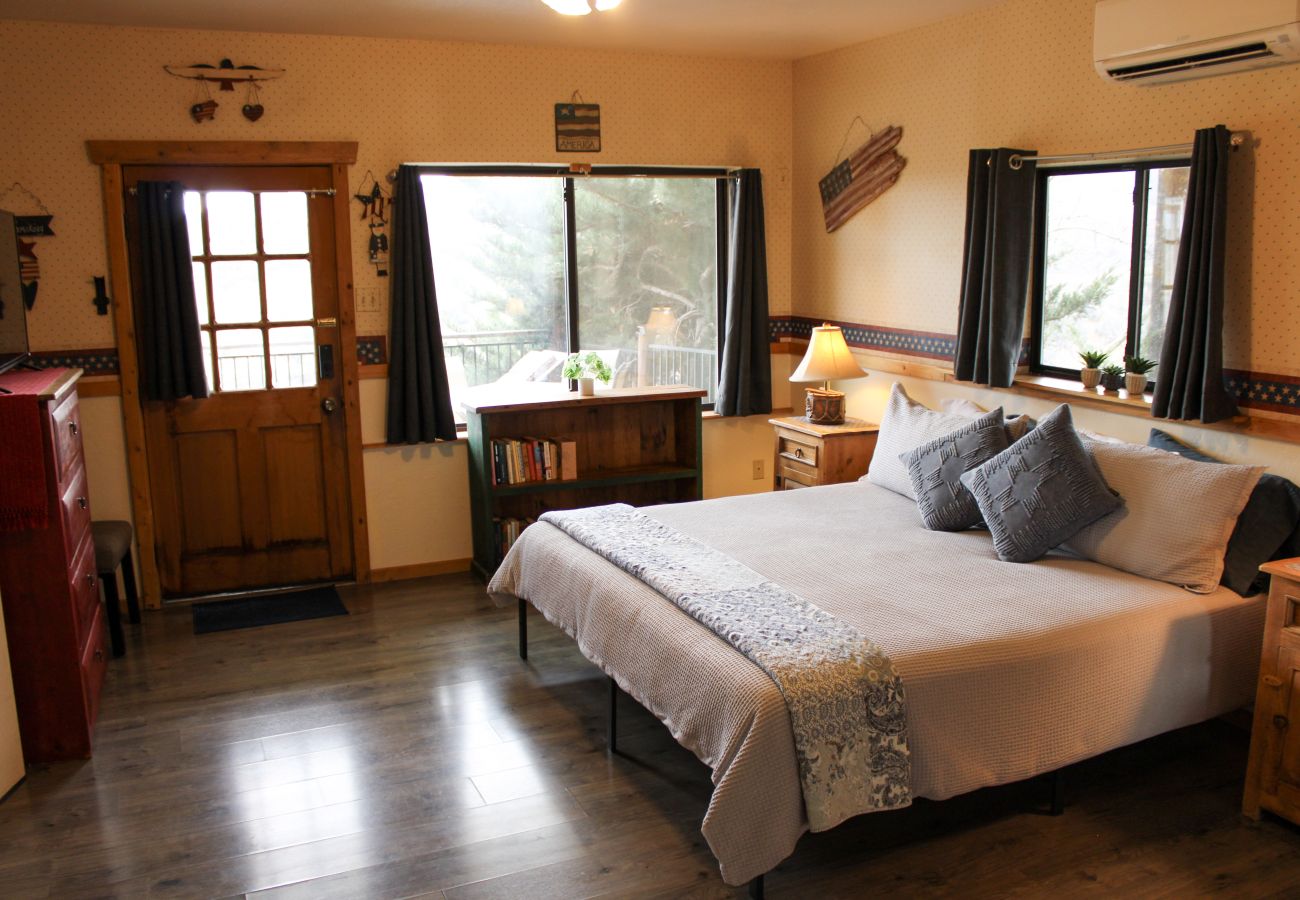 Cottage in Prescott - Liberty & Sunflower Suite - Prescott Cabin Rentals