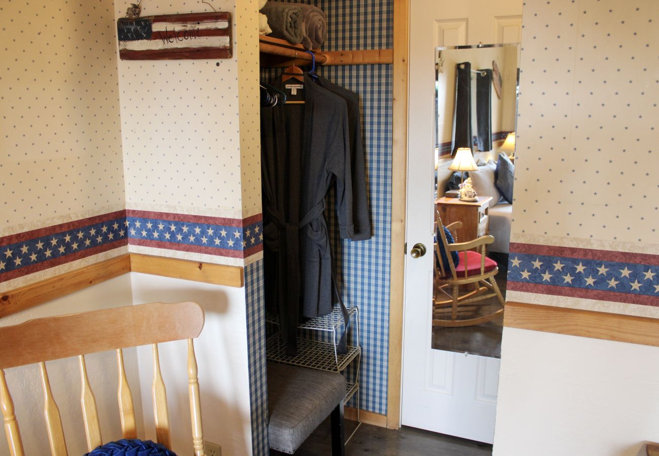 Cottage in Prescott - Liberty & Sunflower Suite - Prescott Cabin Rentals