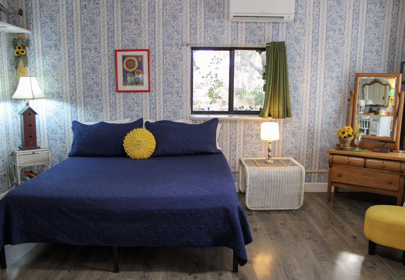 Cottage in Prescott - Liberty & Sunflower Suite - Prescott Cabin Rentals