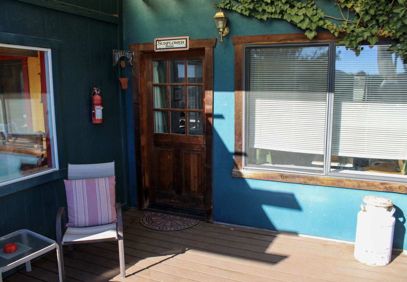 Cottage in Prescott - Liberty & Sunflower Suite - Prescott Cabin Rentals