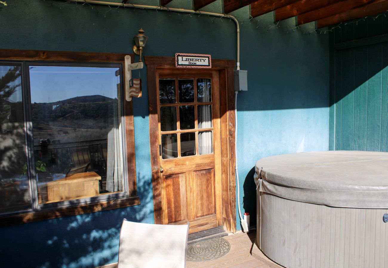Cottage in Prescott - Liberty & Sunflower Suite - Prescott Cabin Rentals