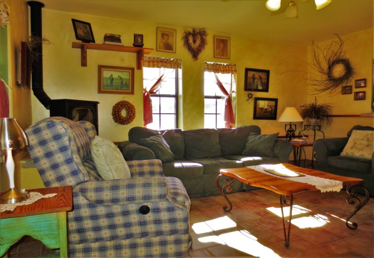 Cottage in Prescott - Creek Cottage - Prescott Cabin Rentals