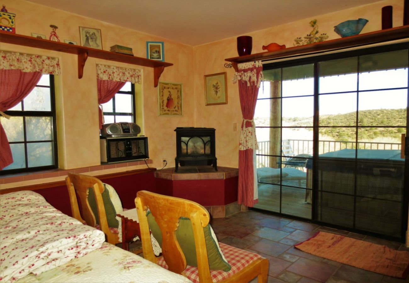 Cottage in Prescott - Creek Cottage - Prescott Cabin Rentals