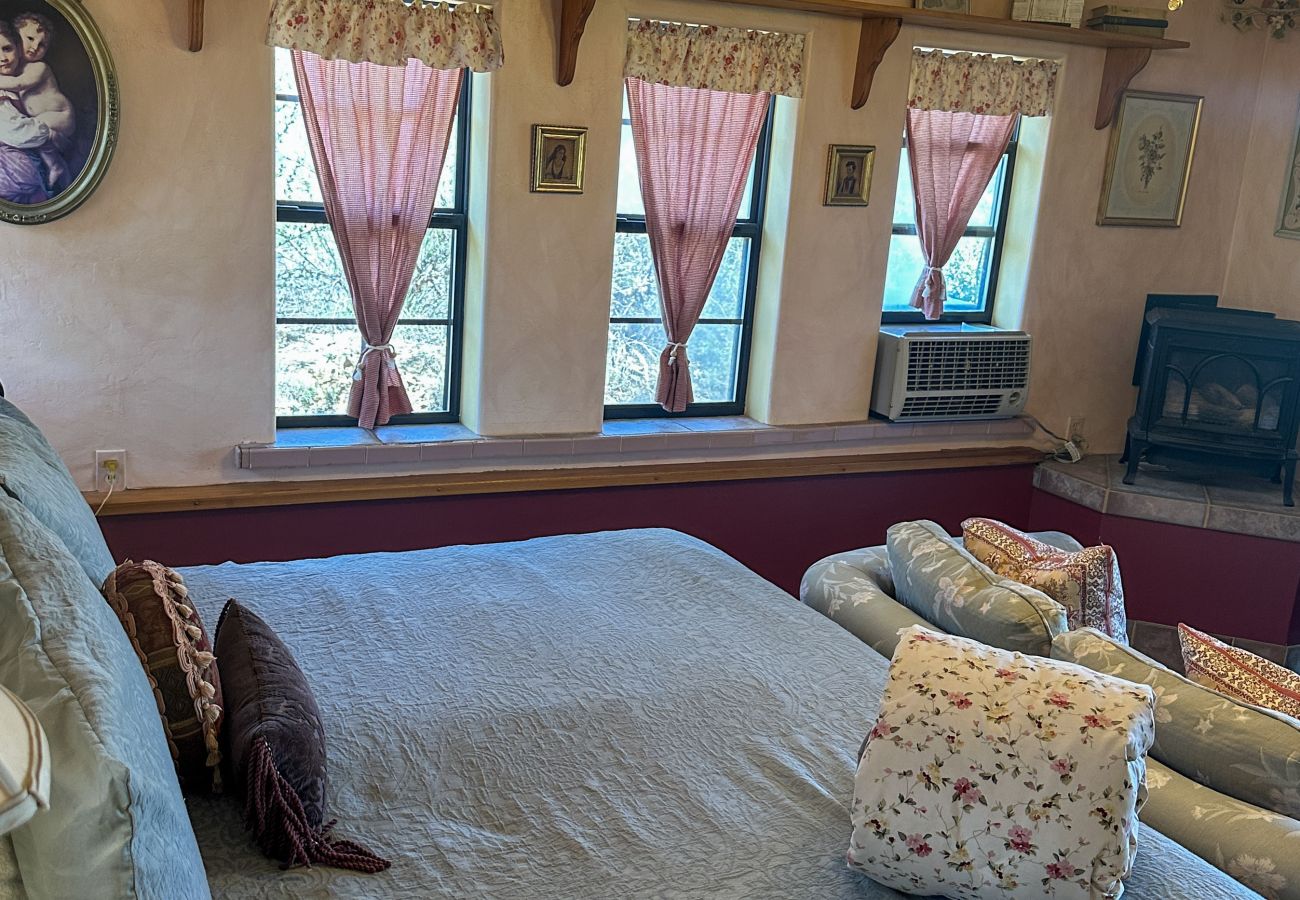 Cottage in Prescott - Creek Cottage - Prescott Cabin Rentals