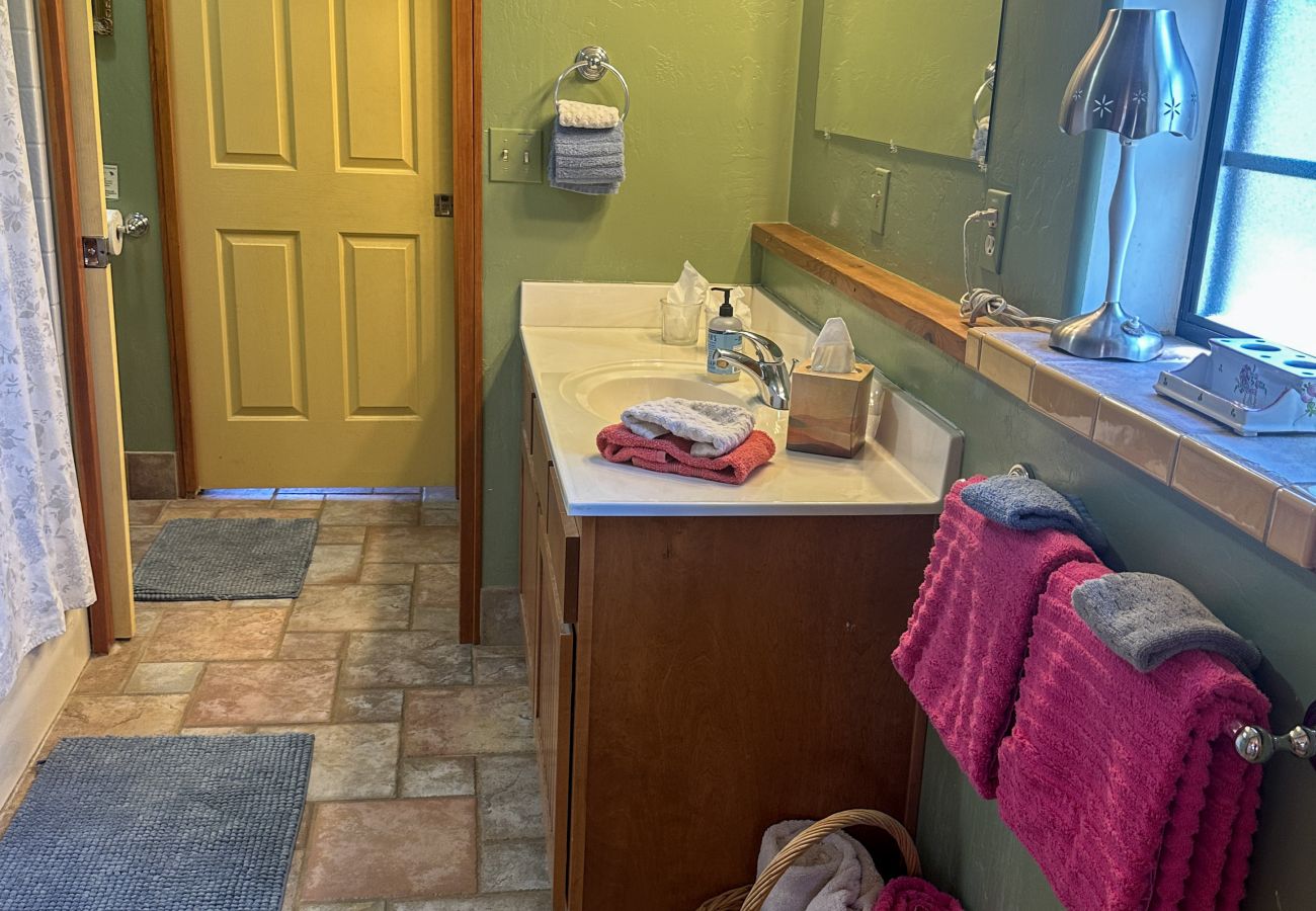 Cottage in Prescott - Creek Cottage - Prescott Cabin Rentals