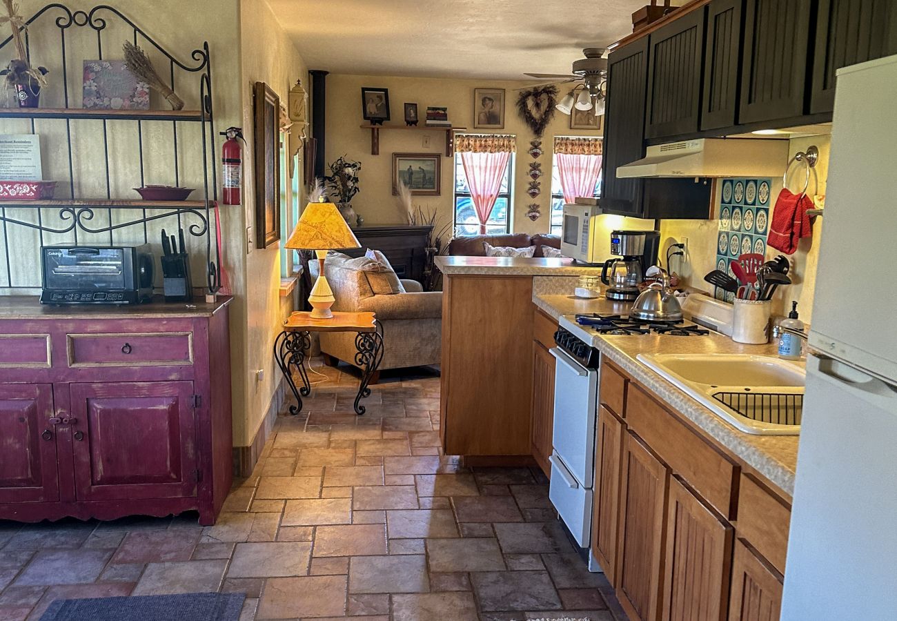 Cottage in Prescott - Creek Cottage - Prescott Cabin Rentals