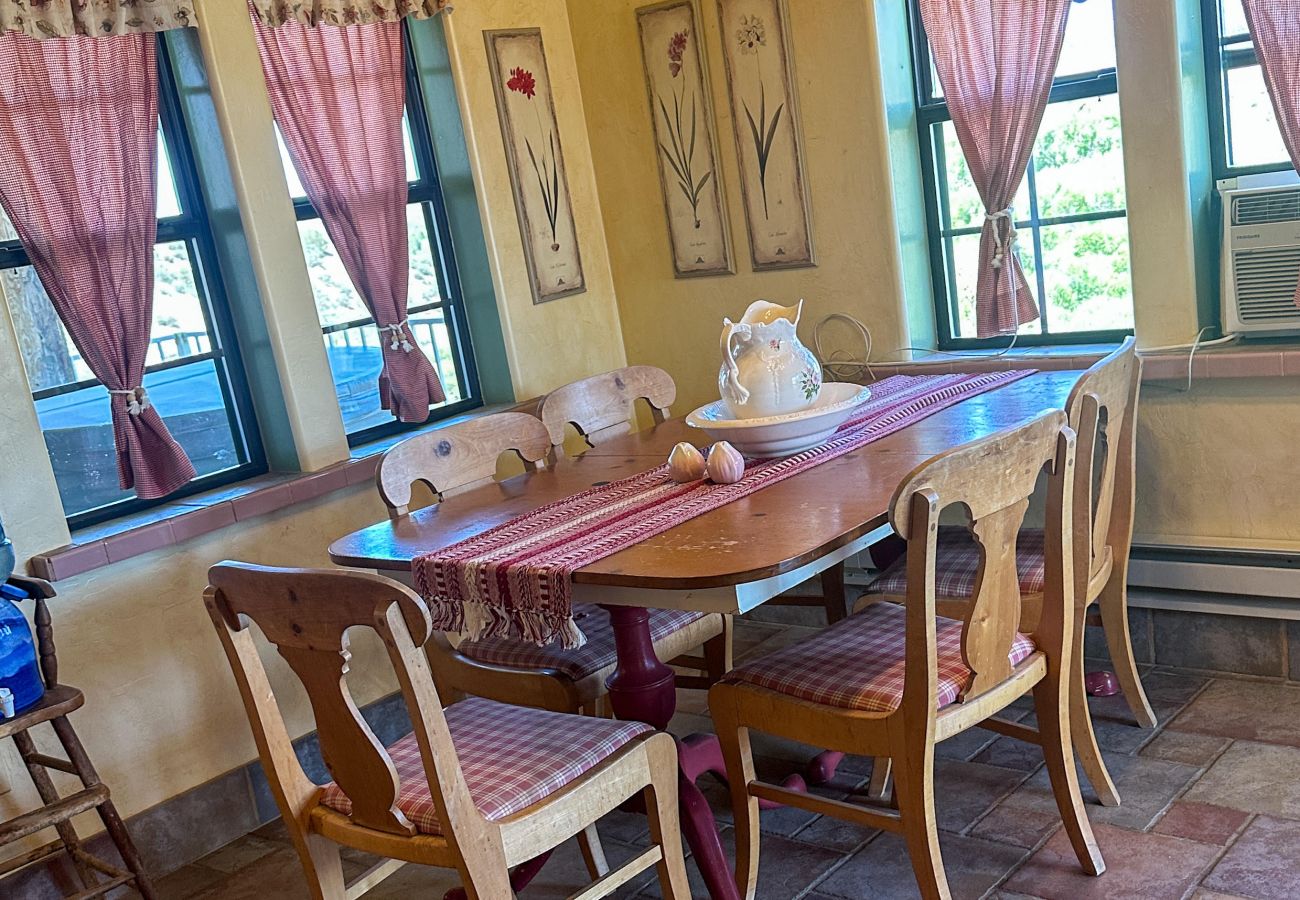 Cottage in Prescott - Creek Cottage - Prescott Cabin Rentals