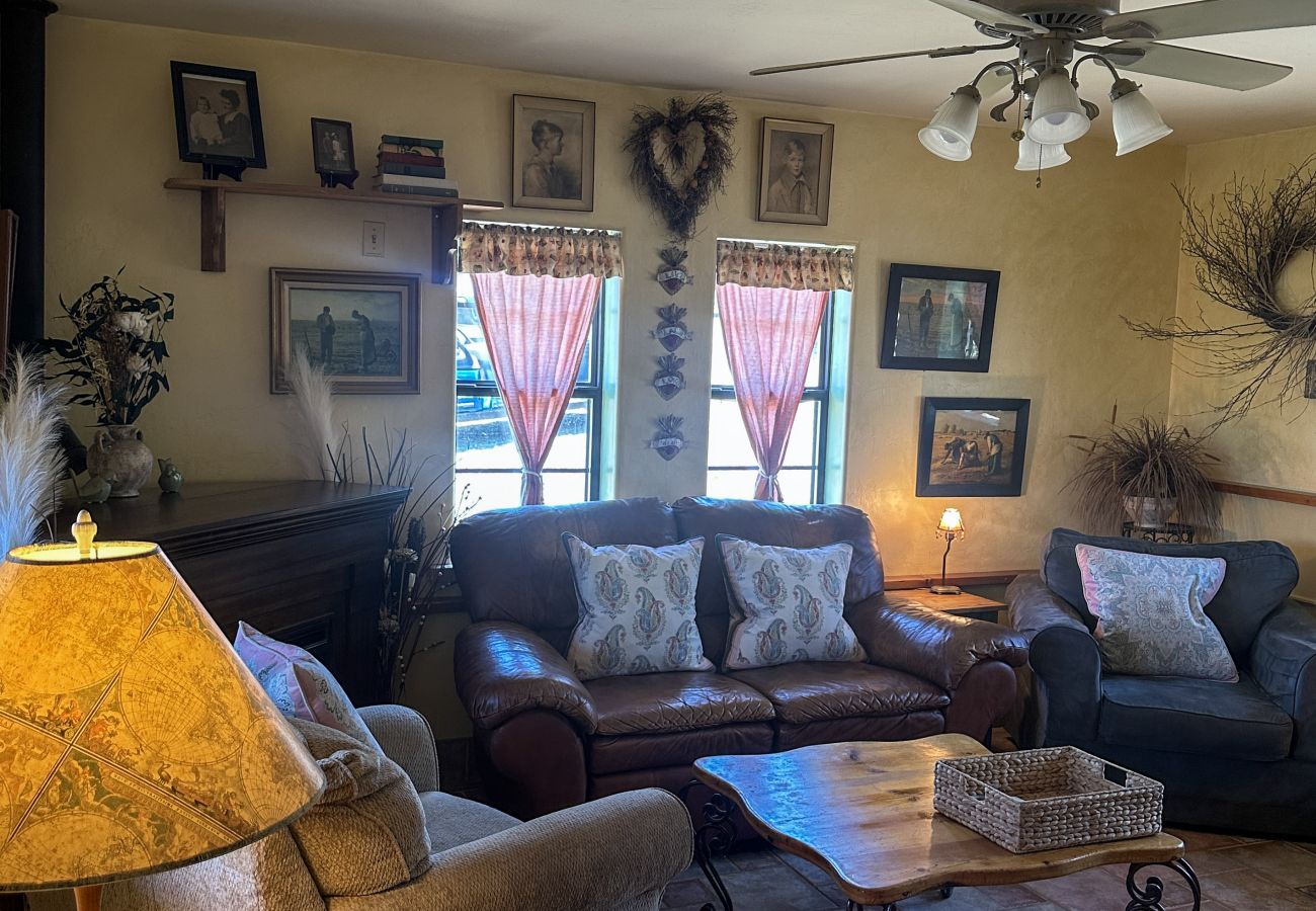 Cottage in Prescott - Creek Cottage - Prescott Cabin Rentals