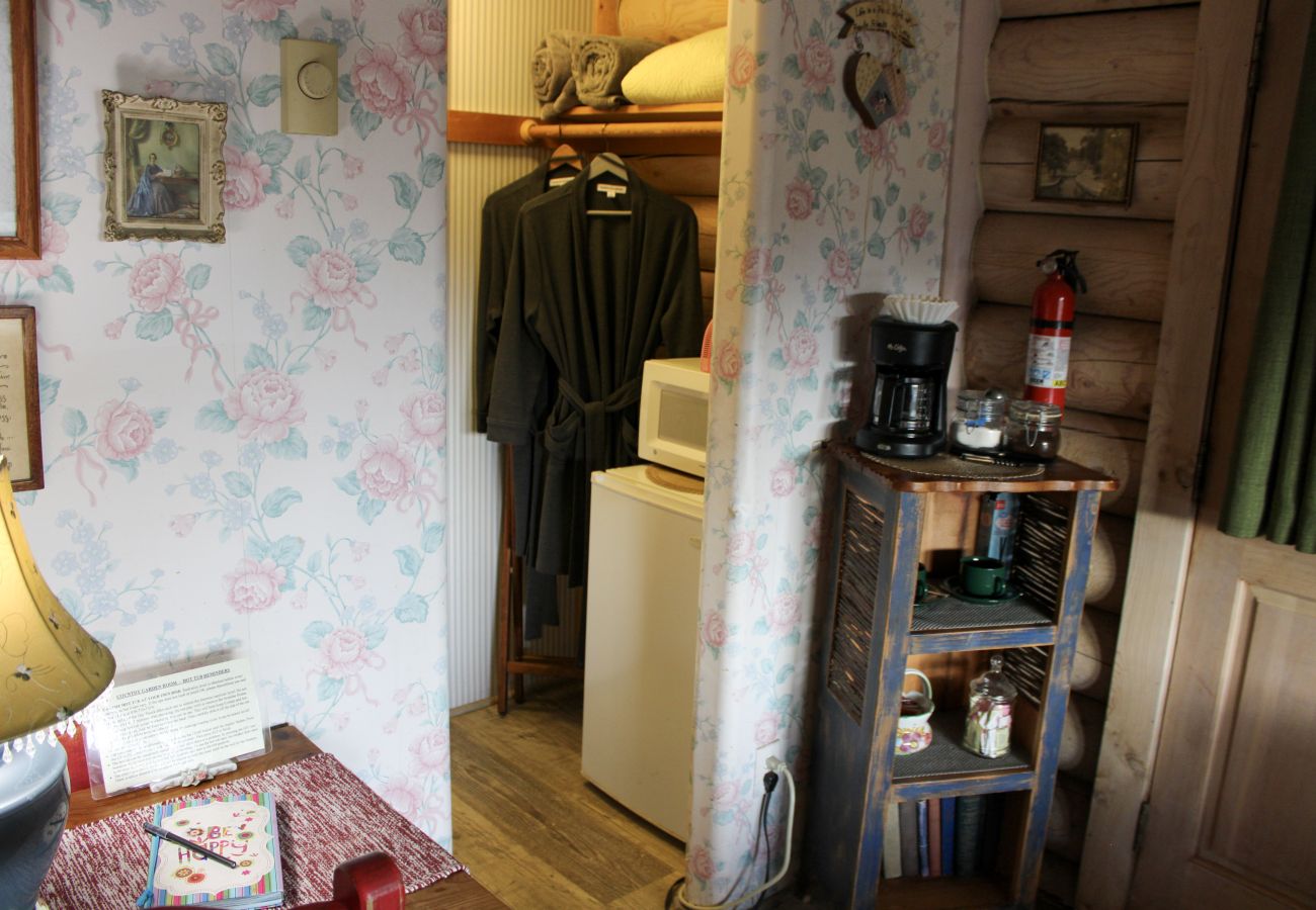 Cottage in Prescott - Chaparral & Country Garden Suite - Prescott Cabin