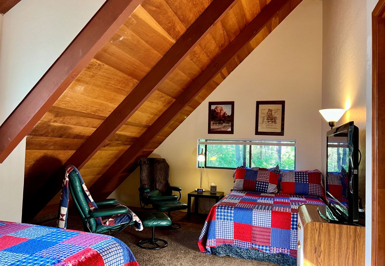 Cabin in Prescott - Creekside Chalet - Prescott Cabin Rentals