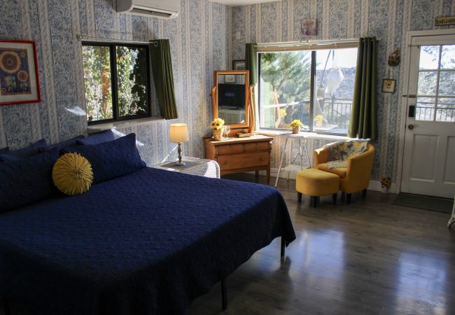 Studio in Prescott - Sunflower Room - Prescott Cabin Rentals