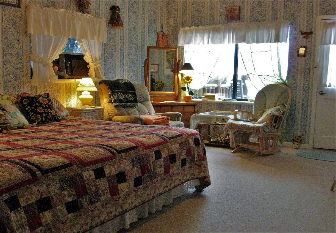 Studio in Prescott - Sunflower Room - Prescott Cabin Rentals