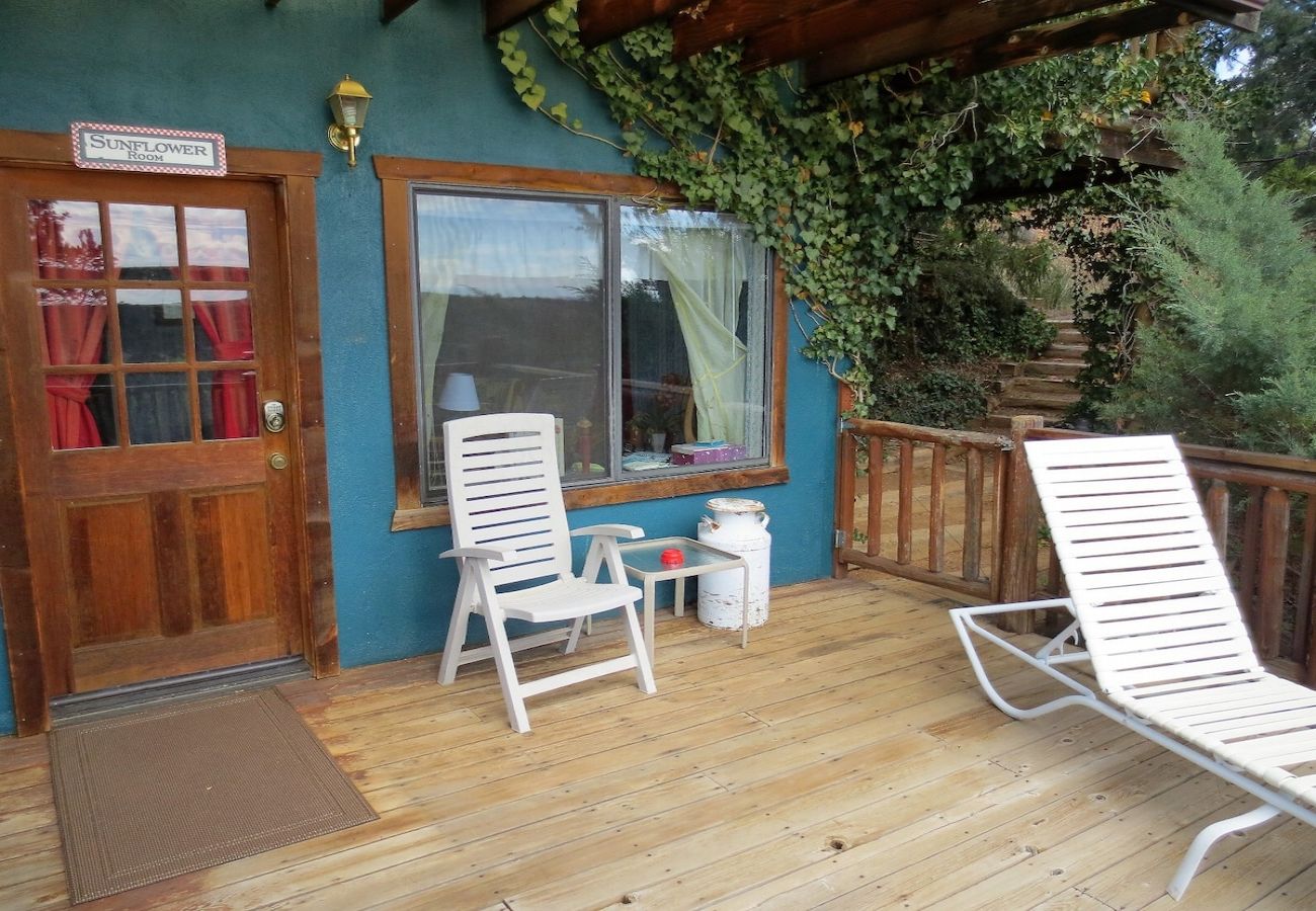 Studio in Prescott - Sunflower Room - Prescott Cabin Rentals