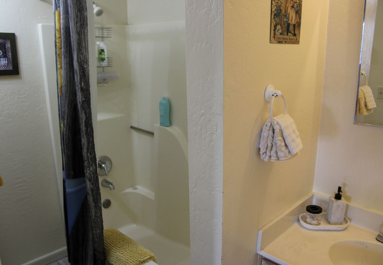 Studio in Prescott - Sunflower Room - Prescott Cabin Rentals