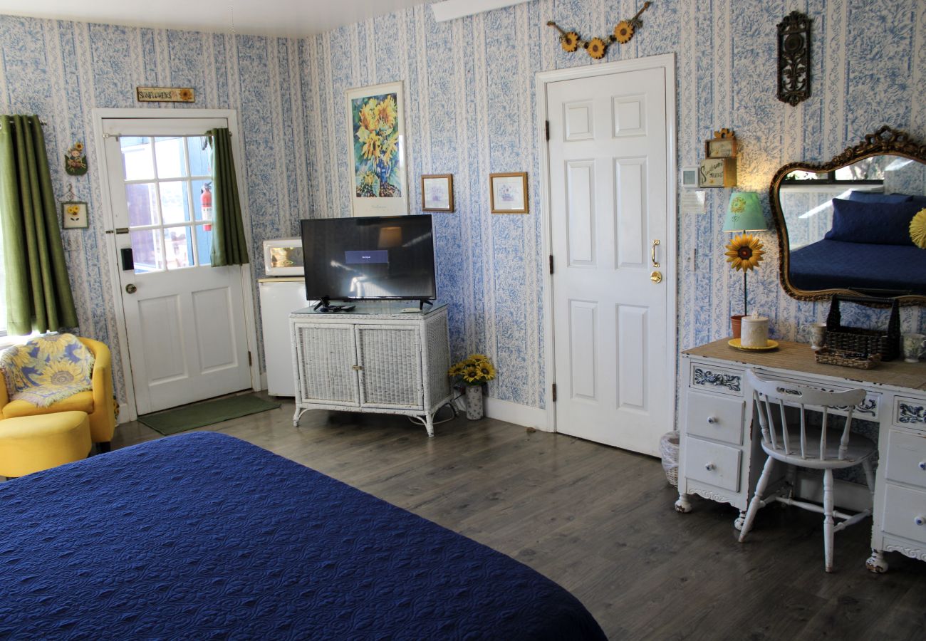 Studio in Prescott - Sunflower Room - Prescott Cabin Rentals
