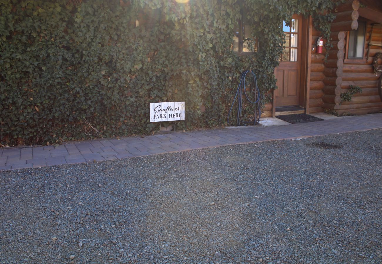 Studio in Prescott - Sunflower Room - Prescott Cabin Rentals