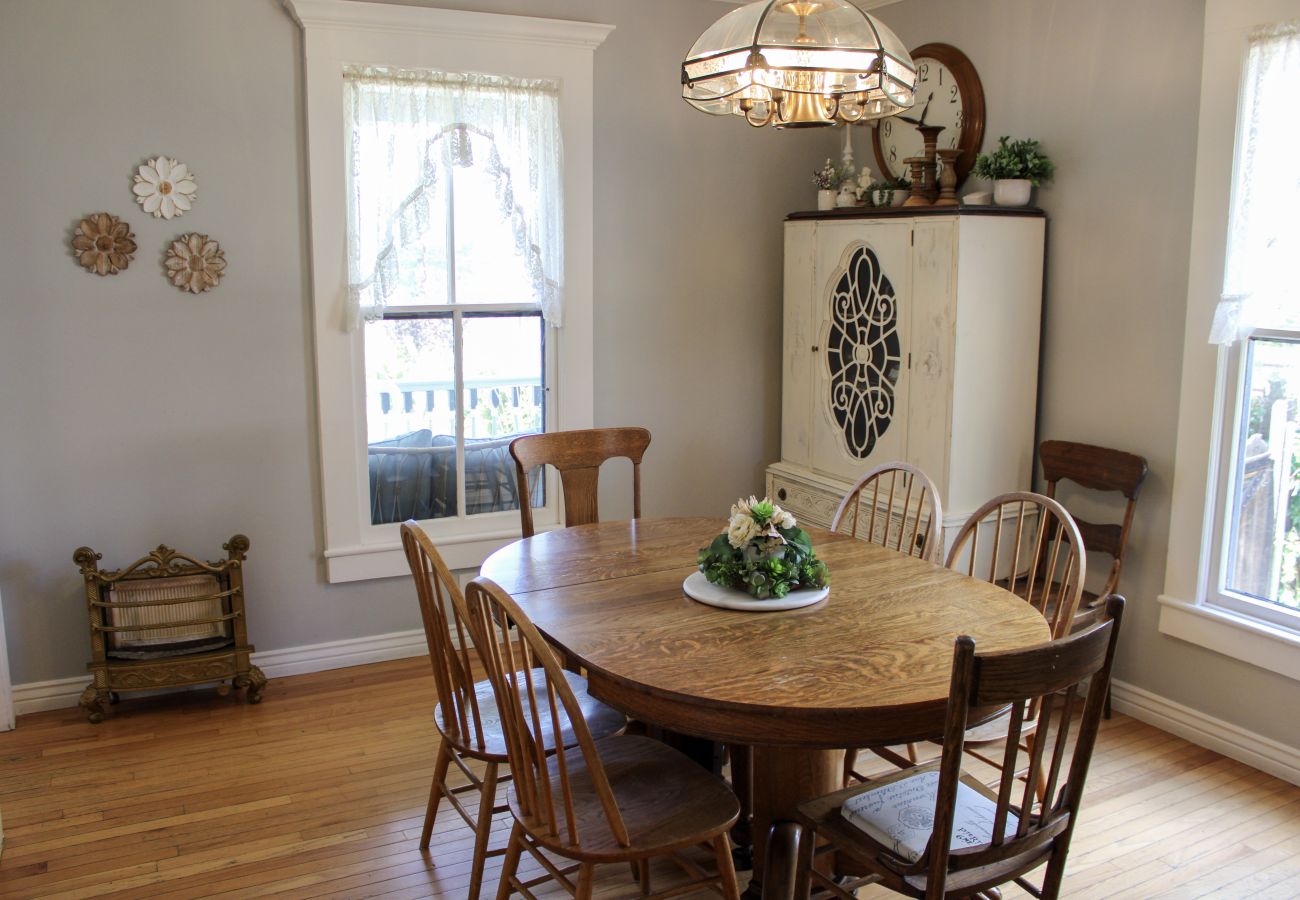 Cottage in Prescott - The Carrter House - Prescott Cabin Rentals